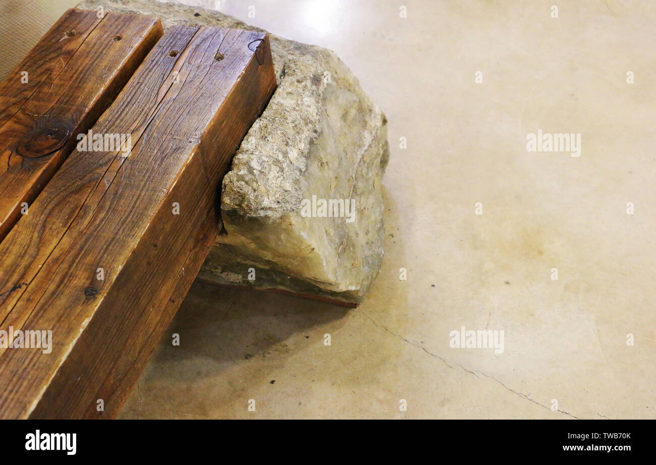 Massiccia panca in legno su un pavimento in granito Foto Stock