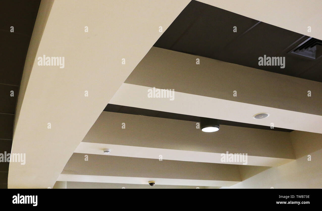 Soffitto in sala di ricevimento e di corridoio nel centro business. Interno di una moderna sala conferenze. Steam-punk, pop-art, high-tech, loft design. Foto Stock
