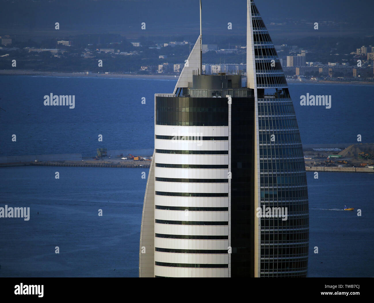 Moderno ufficio governativo forma vele edificio di Haifa Israel, sullo sfondo di un cielo blu, il porto e il mare Mediterraneo. Il centro amministrativo. Foto Stock