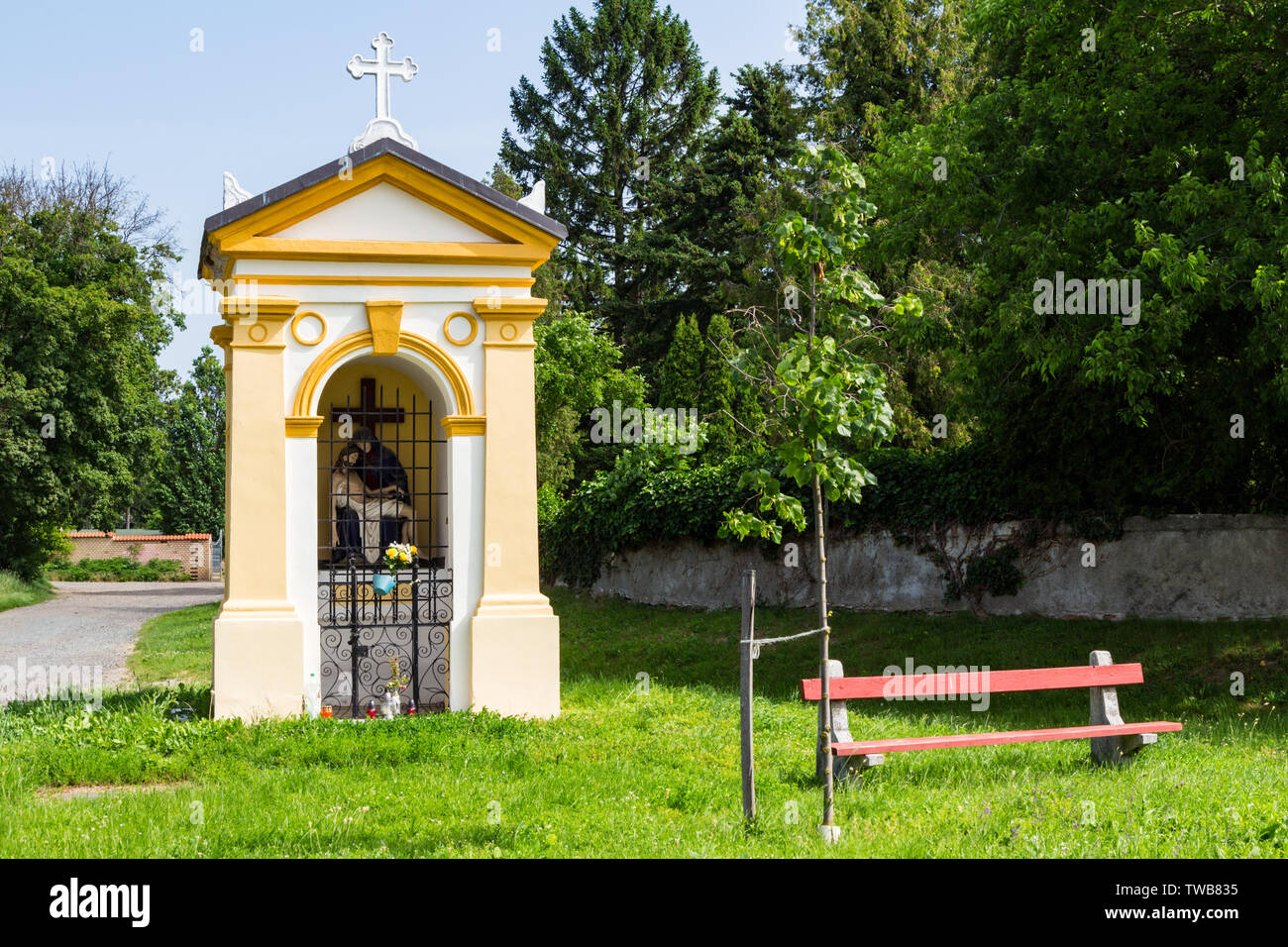 Statua di Maria in piccola cappella accanto al cimitero, Koszeg, Ungheria Foto Stock