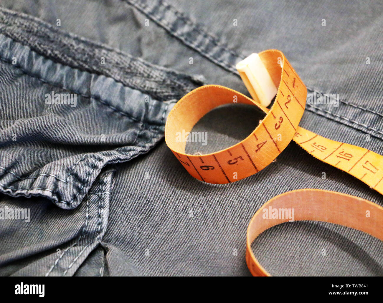 Pantaloni vecchi nastro di misurazione sarta Foto Stock