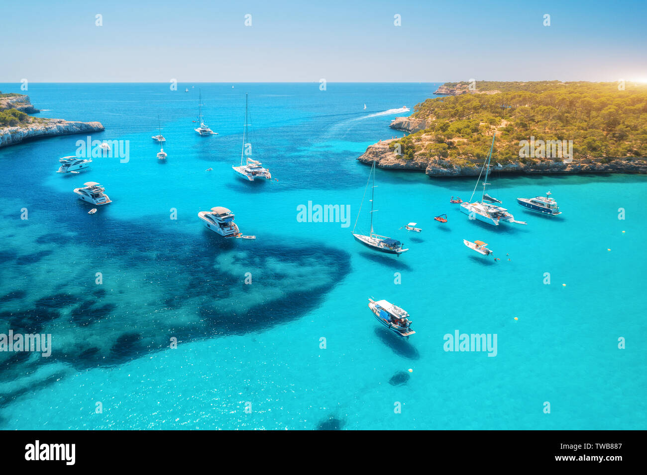Vista aerea di barche e yacht di lusso in mare blu in giornata di sole Foto Stock