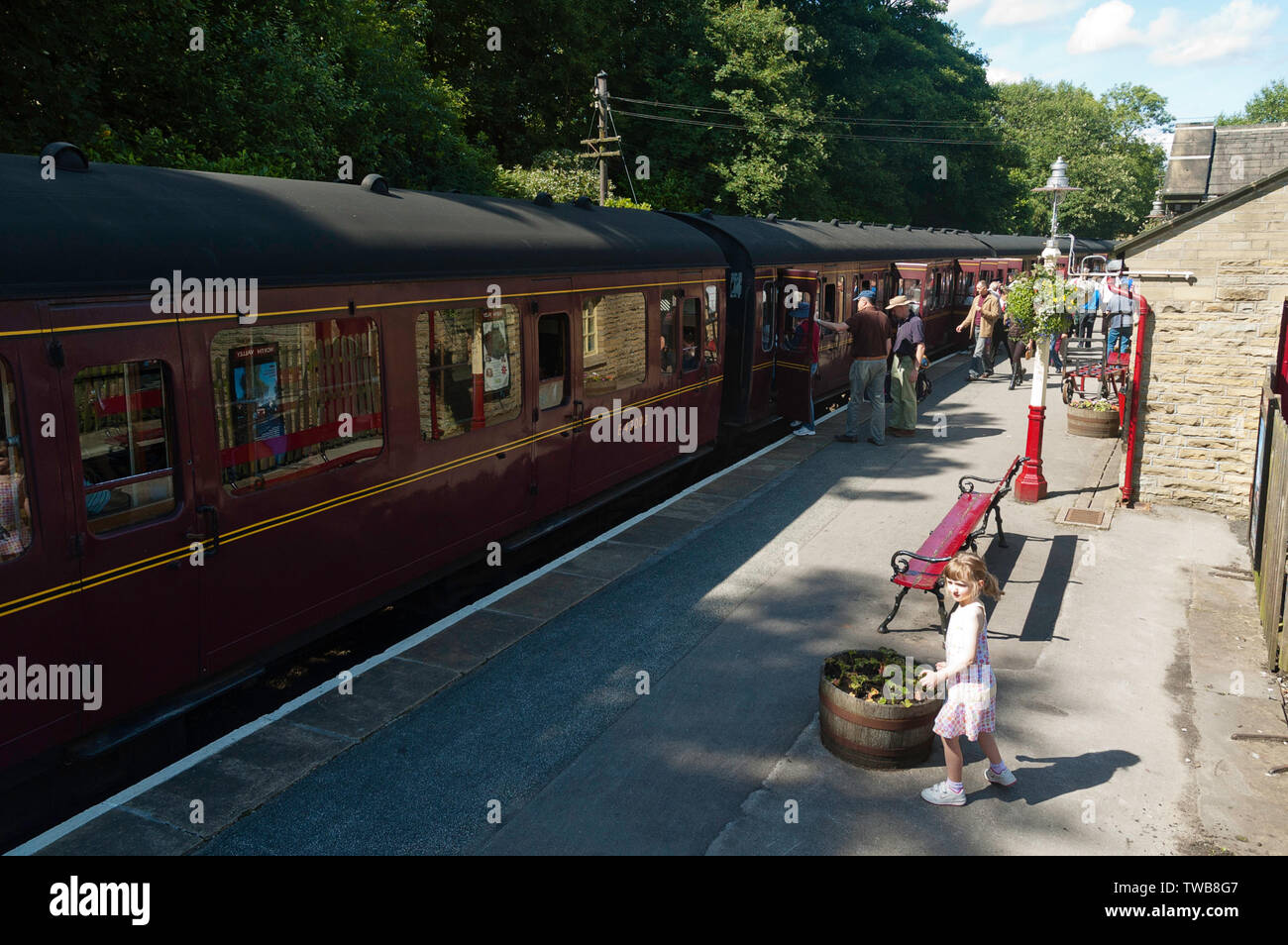 Passeggeri sulla piattaforma accanto a un treno a vapore a Haworth stazione ferroviaria, a Keighley e Worth Valley Railway Foto Stock Passeggeri sulla piattaforma accanto a un treno a vapore a Haworth stazione ferroviaria, a Keighley e Worth Valley Railway Foto Stock