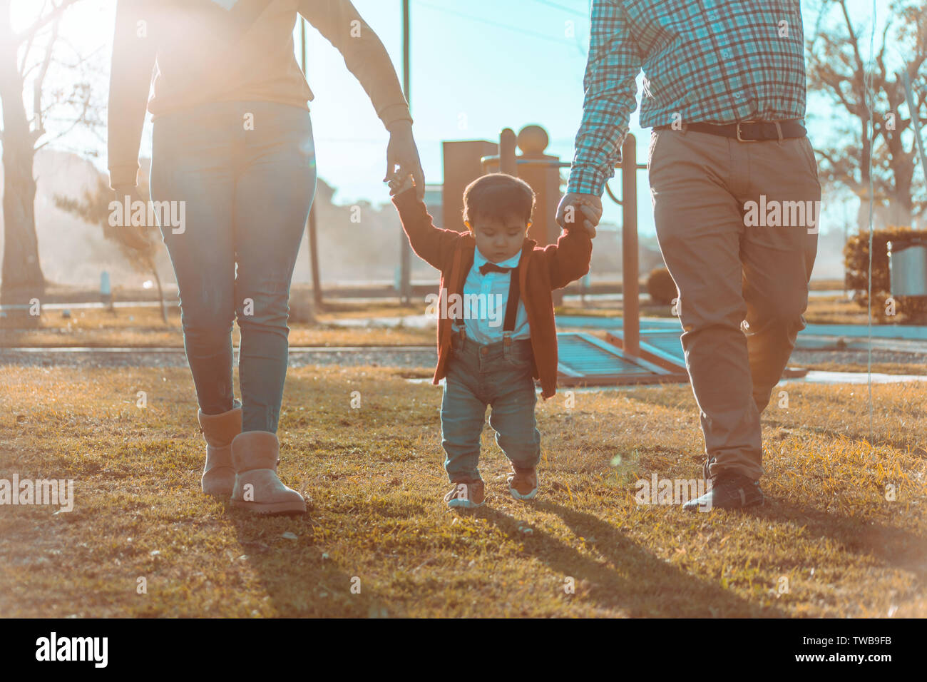 Famiglia giocare nel parco con figlio Foto Stock