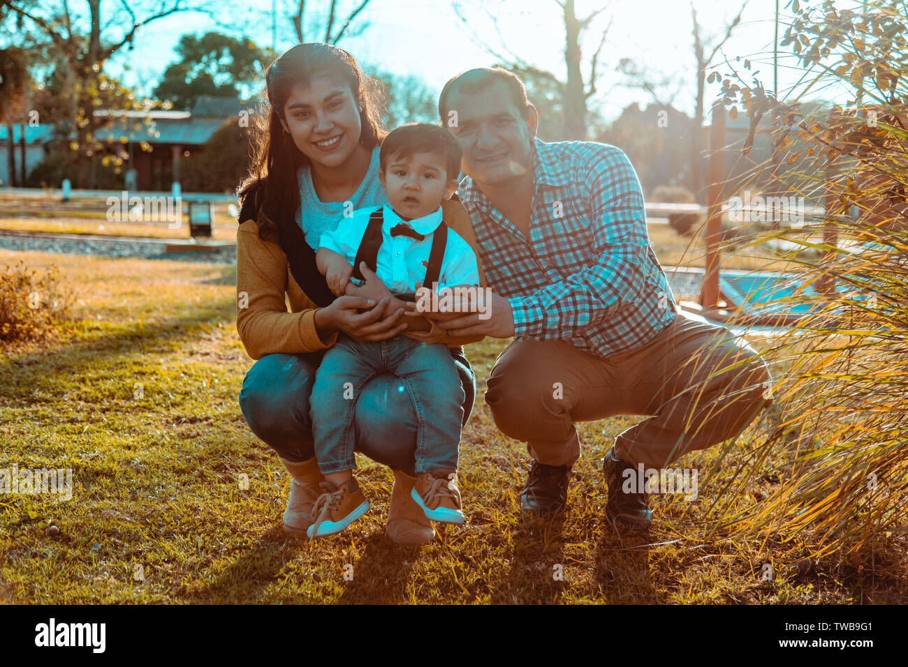 Famiglia giocare nel parco con figlio Foto Stock
