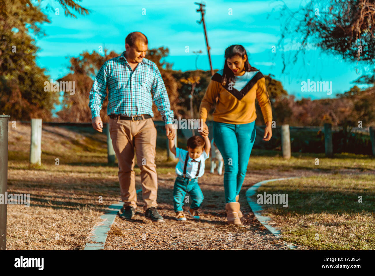Famiglia giocare nel parco con figlio Foto Stock