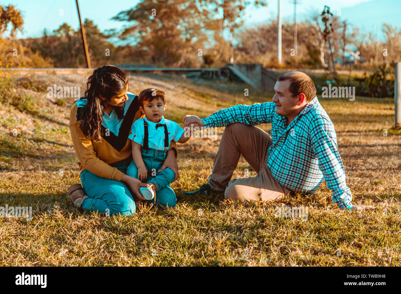 Famiglia giocare nel parco con figlio Foto Stock
