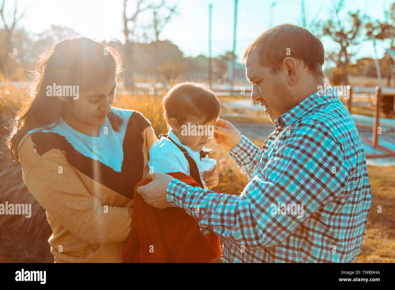 Famiglia giocare nel parco con figlio Foto Stock