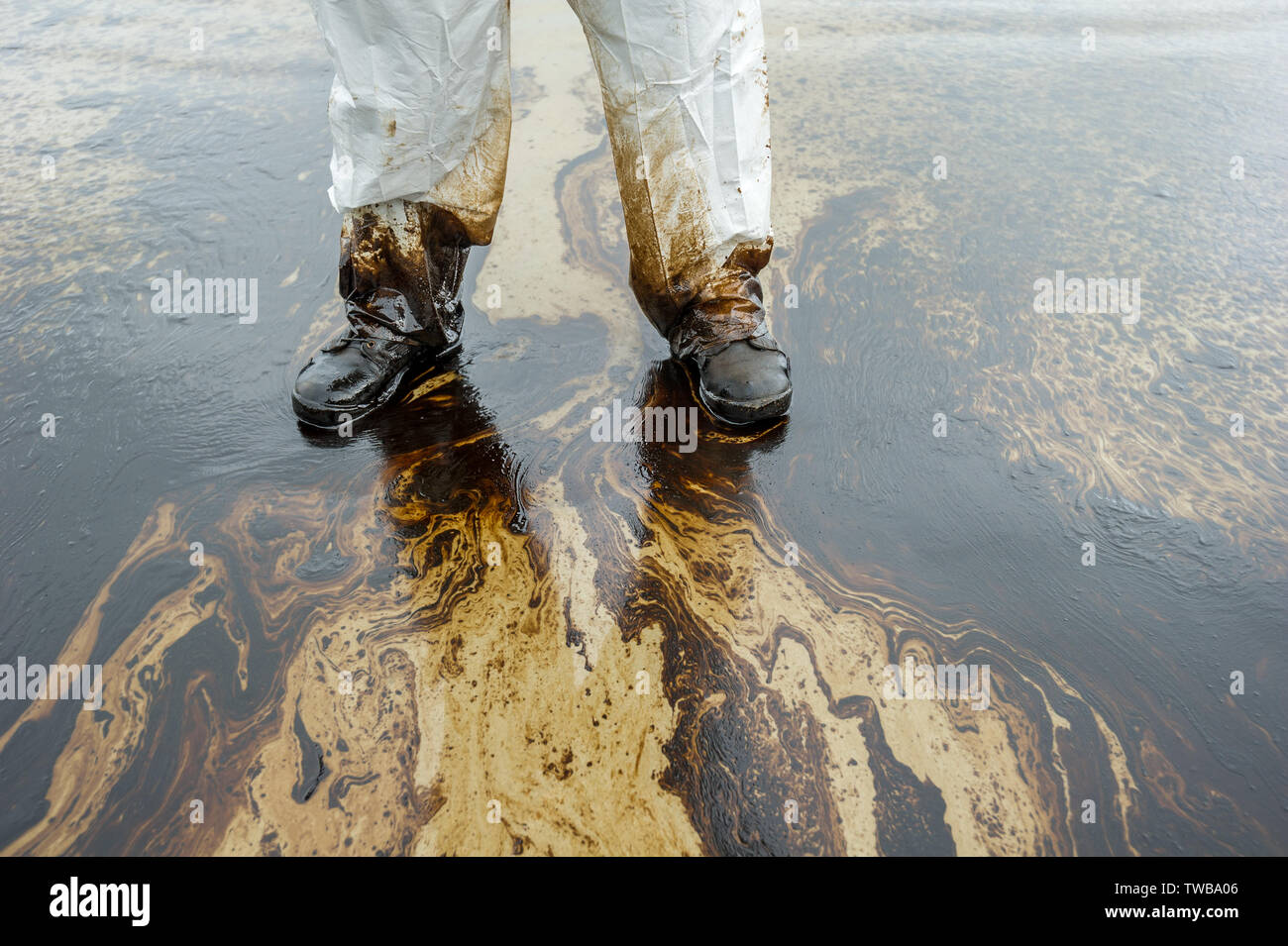 Fuoriuscite di petrolio miscelati con altre sostanze chimiche sul mare e superficie di sabbia. Immagini di inquinamento, Samet Island, Thailandia. Foto Stock