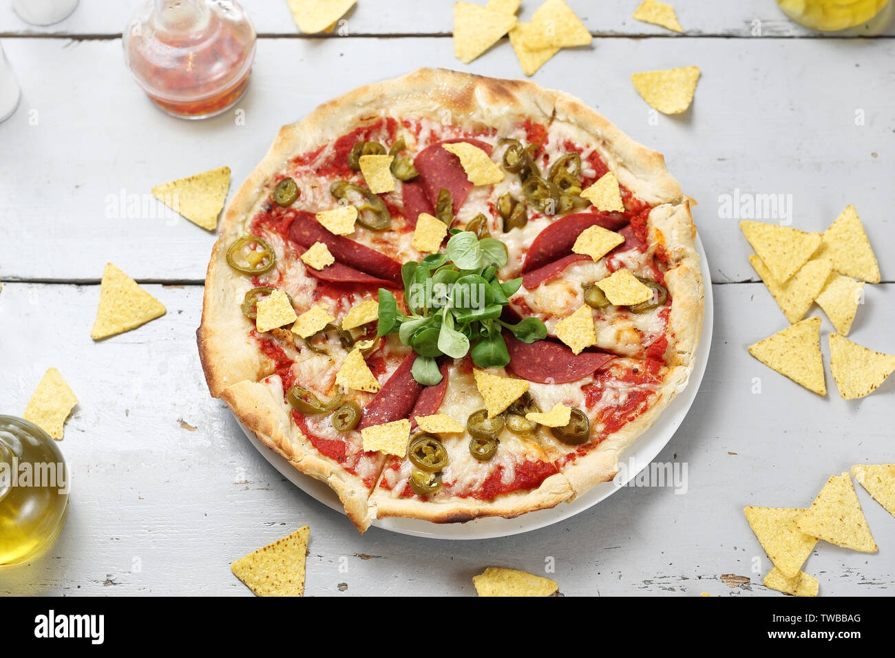 Pizza vegetariana con salami di soia. Una sana dieta senza carne. Foto Stock