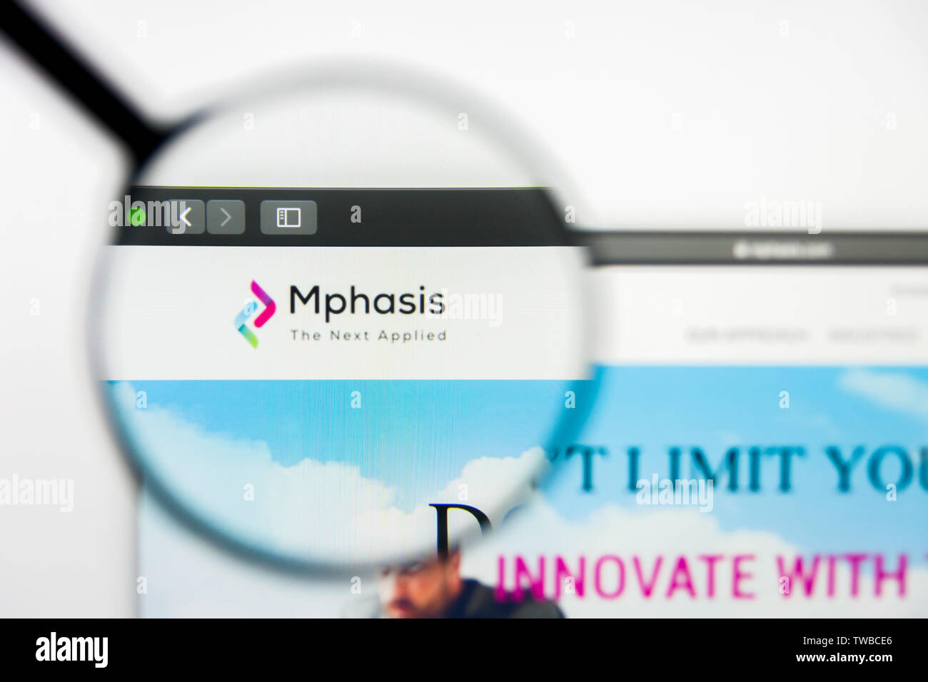 New York, nello Stato di New York, Stati Uniti d'America - 18 Giugno 2019: Editoriale illustrativa di MphasiS website homepage. Logo MphasiS visibile sullo schermo. Foto Stock