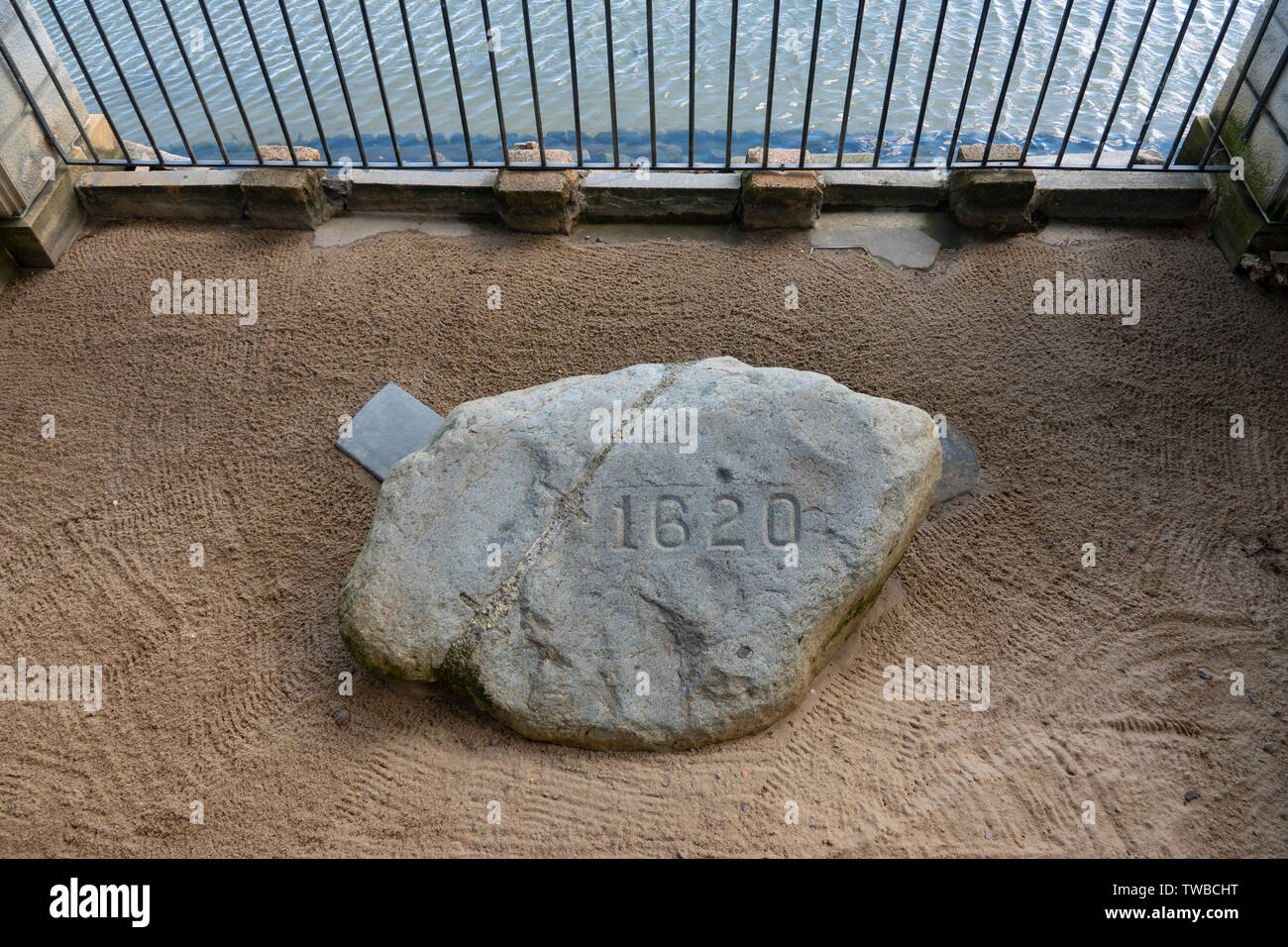 Stati Uniti d'America ma Massachusetts Plimouth Plymouth Plymouth Rock sulle rive della Baia di Plymouth dove i pellegrini hanno detto di avere sbarcati per la prima volta Foto Stock
