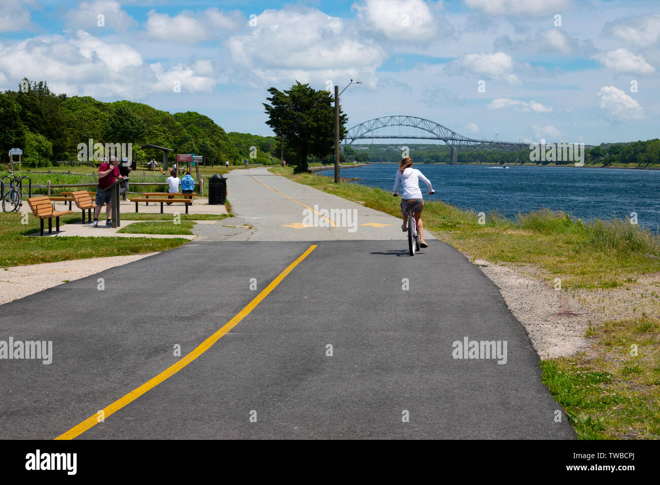 Stati Uniti Massachusetts MA Poiane Bay Canale di Cape Cod persone godendo la vita all'aperto equitazione biciclette Foto Stock
