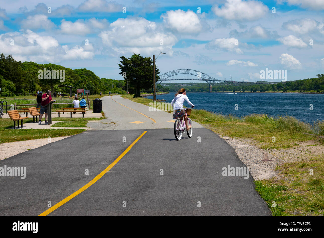 Stati Uniti Massachusetts MA Poiane Bay Canale di Cape Cod persone godendo la vita all'aperto equitazione biciclette Foto Stock