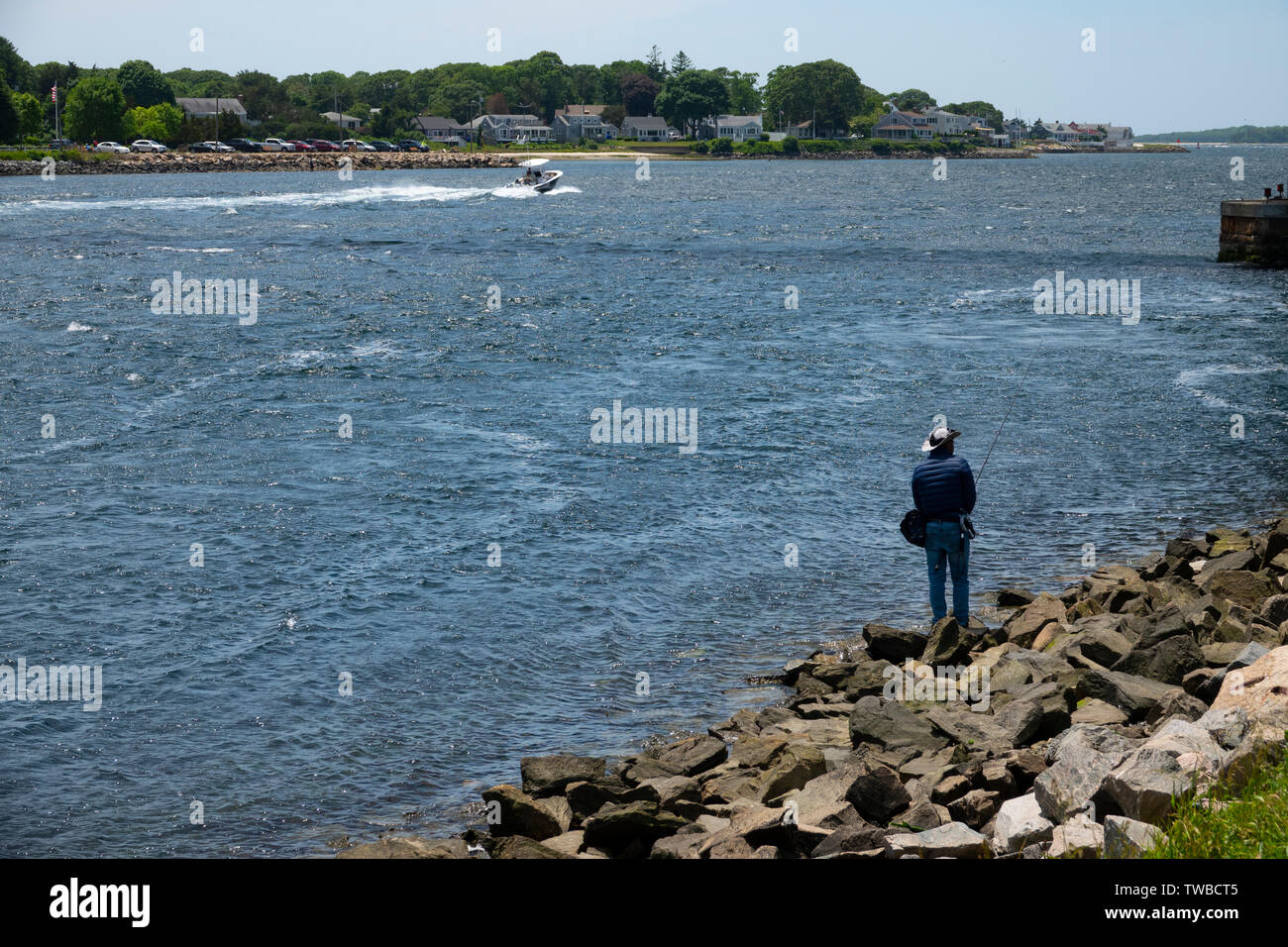 Stati Uniti Massachusetts MA Poiane Bay Canale di Cape Cod persone all'aria aperta la pesca in barca Foto Stock