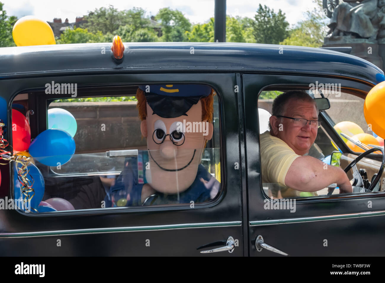 Glasgow, Scotland, Regno Unito. 19 giugno 2019. Postino Pat fa la sua comparsa presso la Glasgow Taxi escursione a Troon che quest'anno celebra il 74º anniversario. Si tratta di una gita annuale dove oltre 100 tassisti della città si veste di costumi di fantasia, decorare il loro taxi e prendere più di 300 bambini con bisogni speciali in un giorno di viaggio per la città balneare di Troon. Credito: Berretto Alamy/Live News Foto Stock