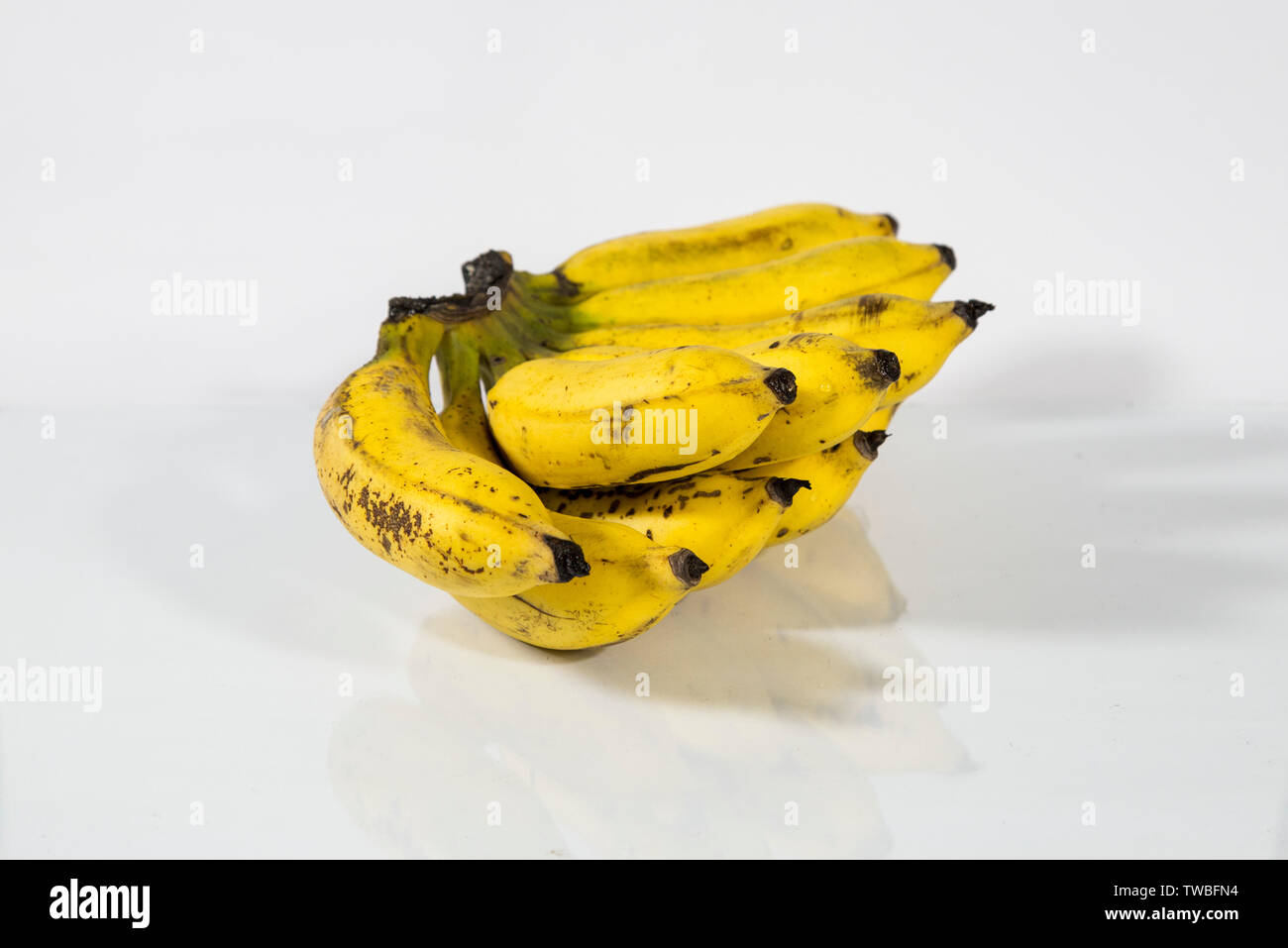 Una banana è una frutta commestibili - botanicamente berry - prodotta da vari tipi di grandi piante erbacee piante fiorite in genere Musa. In alcuni paesi Foto Stock