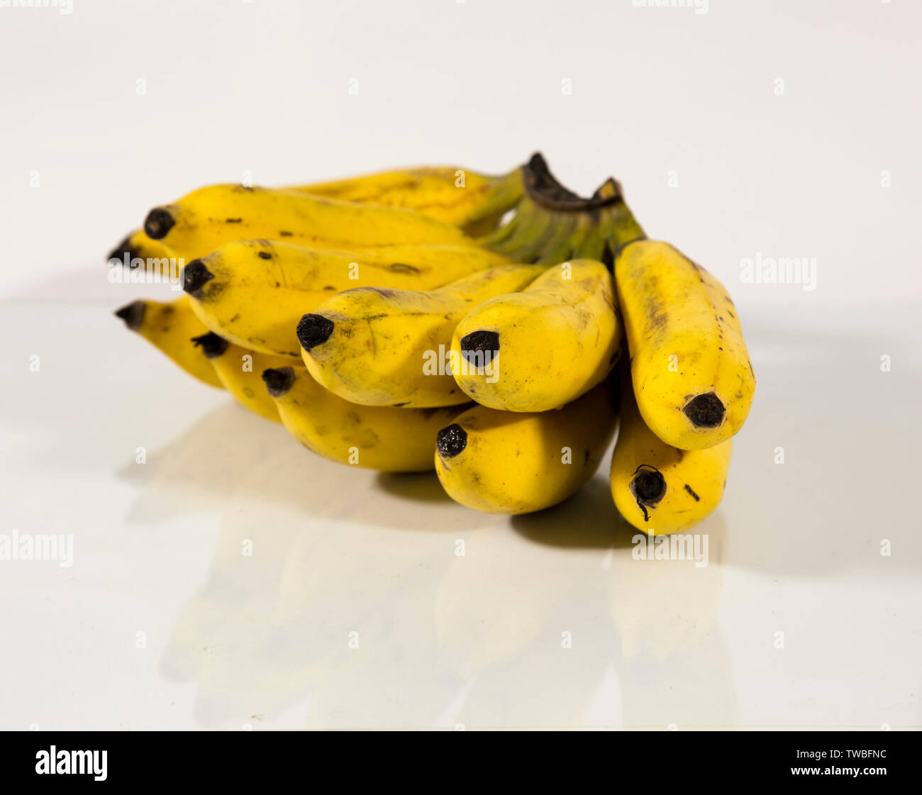 Una banana è una frutta commestibili - botanicamente berry - prodotta da vari tipi di grandi piante erbacee piante fiorite in genere Musa. In alcuni paesi Foto Stock