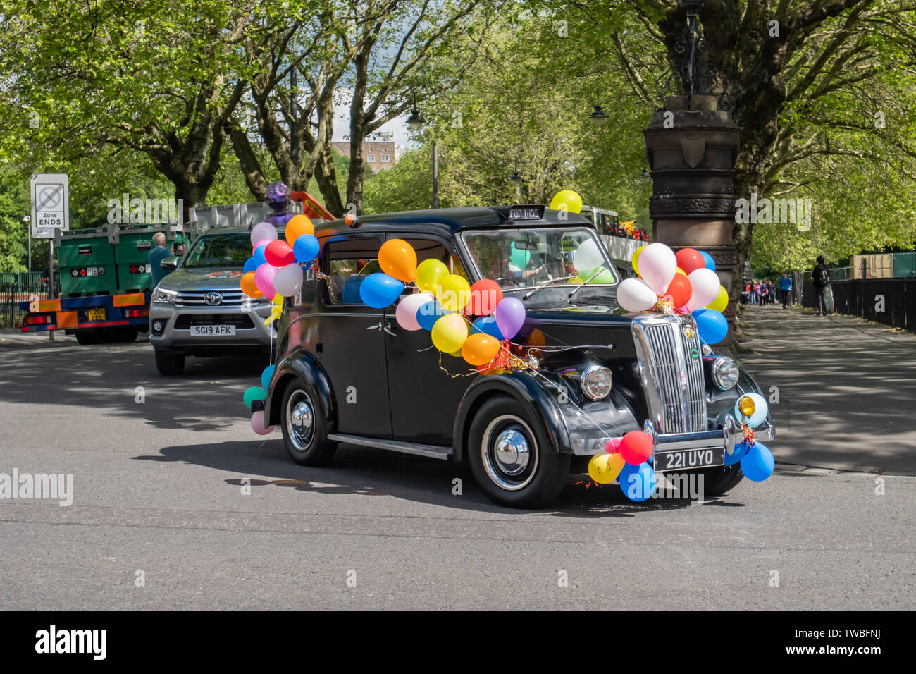 Glasgow, Scotland, Regno Unito. 19 giugno 2019. Il Glasgow Taxi escursione a Troon che quest'anno celebra il 74º anniversario. Si tratta di una gita annuale dove oltre 100 tassisti della città si veste di costumi di fantasia, decorare il loro taxi e prendere più di 300 bambini con bisogni speciali in un giorno di viaggio per la città balneare di Troon. Credito: Berretto Alamy/Live News Foto Stock
