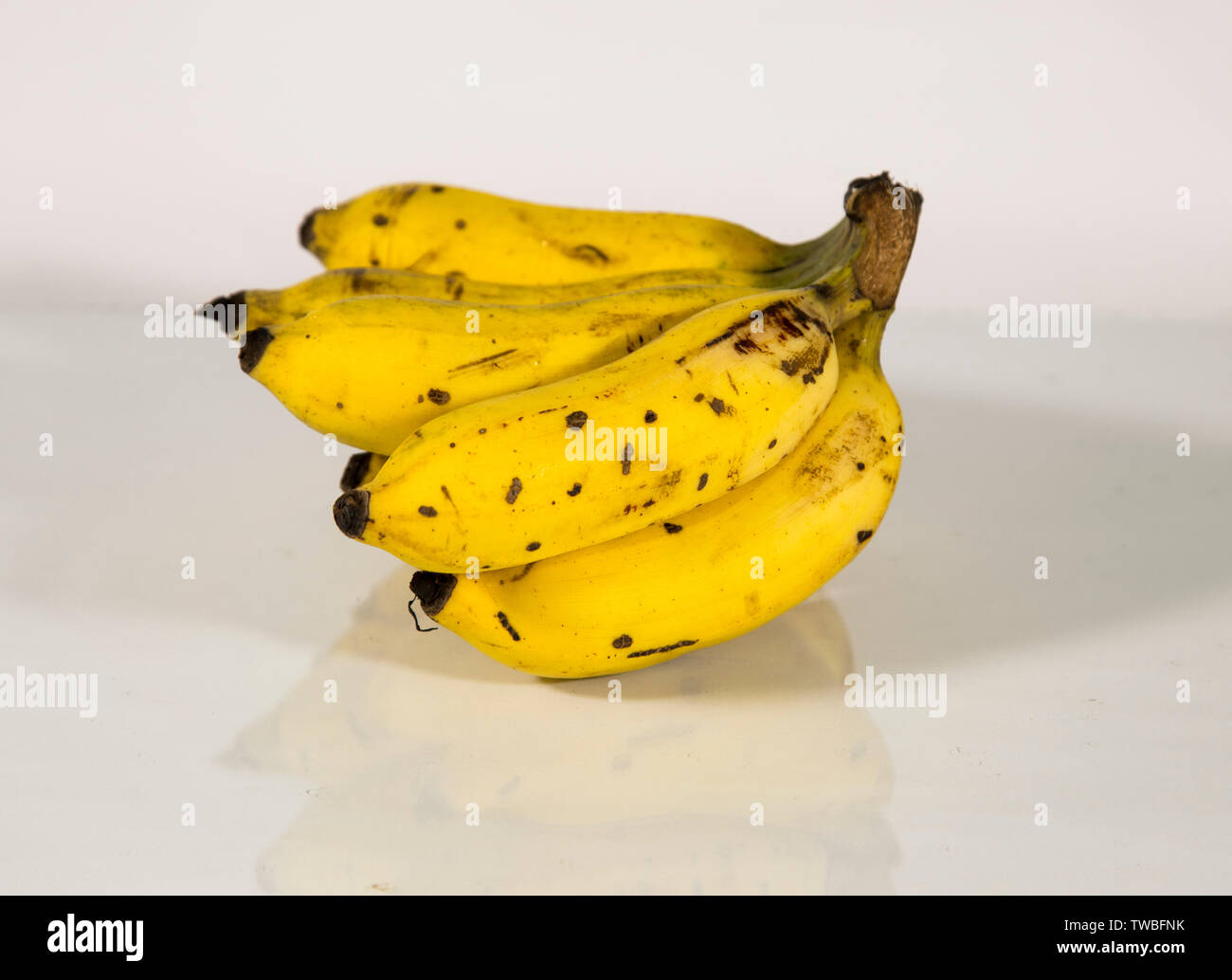 Una banana è una frutta commestibili - botanicamente berry - prodotta da vari tipi di grandi piante erbacee piante fiorite in genere Musa. In alcuni paesi Foto Stock