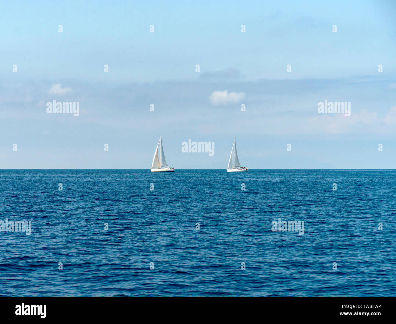Due barche a vela sull'oceano Foto Stock