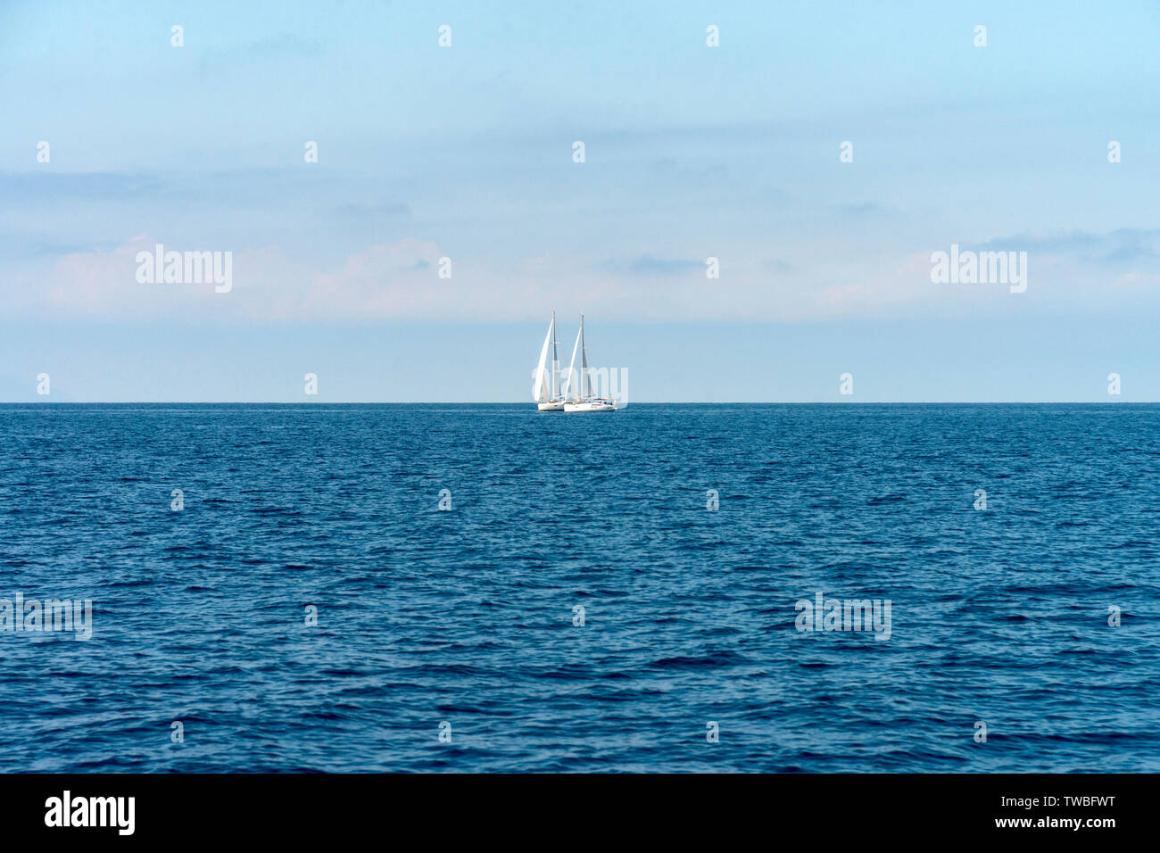 Due barche a vela sull'oceano Foto Stock