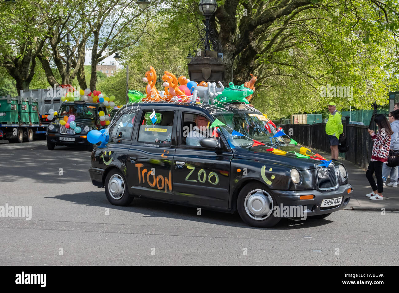 Glasgow, Scotland, Regno Unito. 19 giugno 2019. Il Glasgow Taxi escursione a Troon che quest'anno celebra il 74º anniversario. Si tratta di una gita annuale dove oltre 100 tassisti della città si veste di costumi di fantasia, decorare il loro taxi e prendere più di 300 bambini con bisogni speciali in un giorno di viaggio per la città balneare di Troon. Credito: Berretto Alamy/Live News Foto Stock