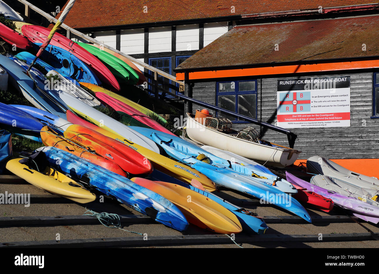Canoe e barche sullo scalo a Runswick Bay, North Yorkshire, Regno Unito. Foto Stock