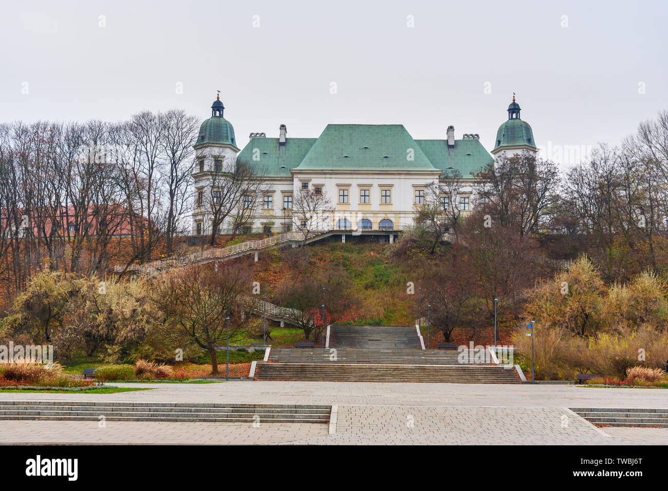 Vista del castello di Ujazdow in autunno a Varsavia. Polonia Foto Stock