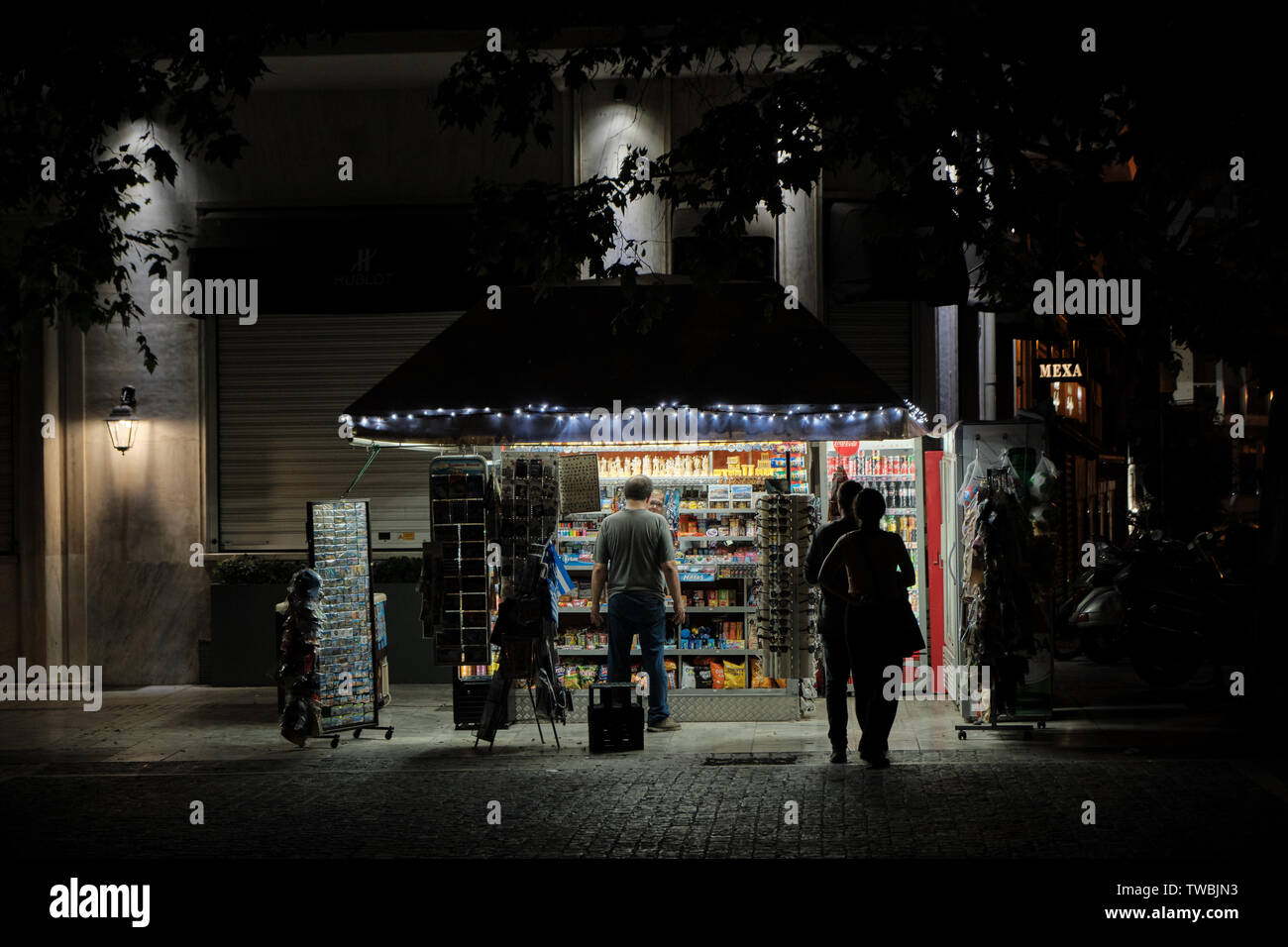 Atene, Grecia - giugno 2019 i popoli a notte presso il chiosco, edicola Foto Stock