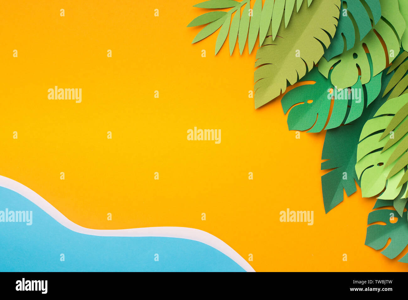 Estate sfondo creativo con resort tropicale vicino all'acqua senza persone, carta fotografica, spazio libero Foto Stock