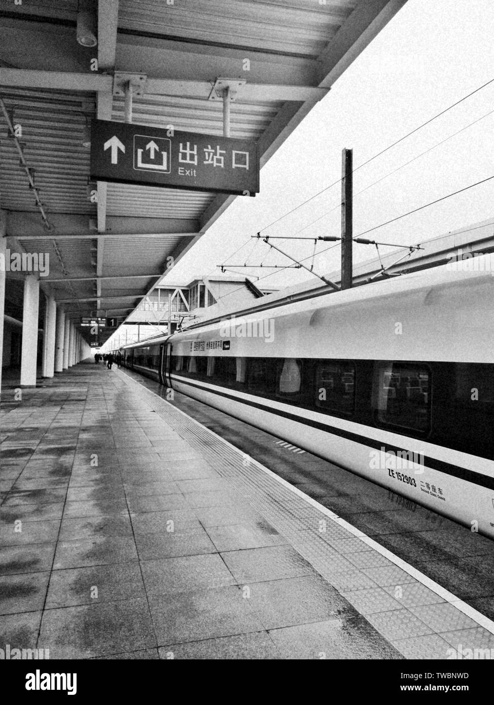 La piattaforma della stazione dei treni ad alta velocità. Foto Stock