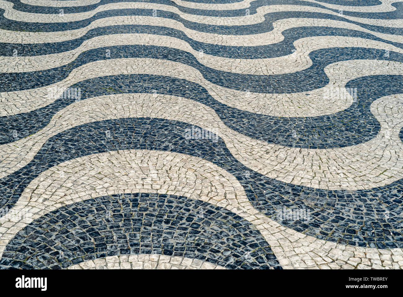 Ondulazione del pavimento a mosaico di Praça Dom Pedro IV a Lisbona, Portogallo Foto Stock