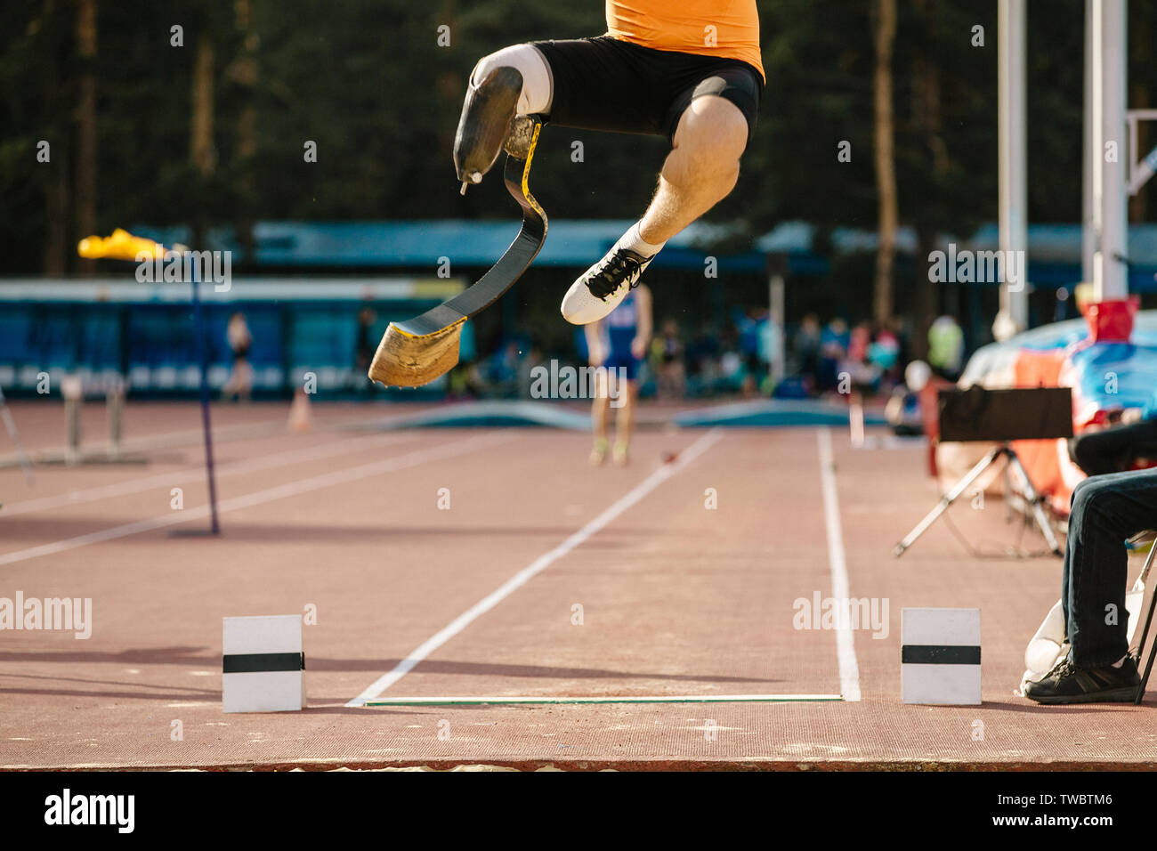 Atleta amputato sulla gamba protesico salto in lungo la concorrenza a atletica Foto Stock