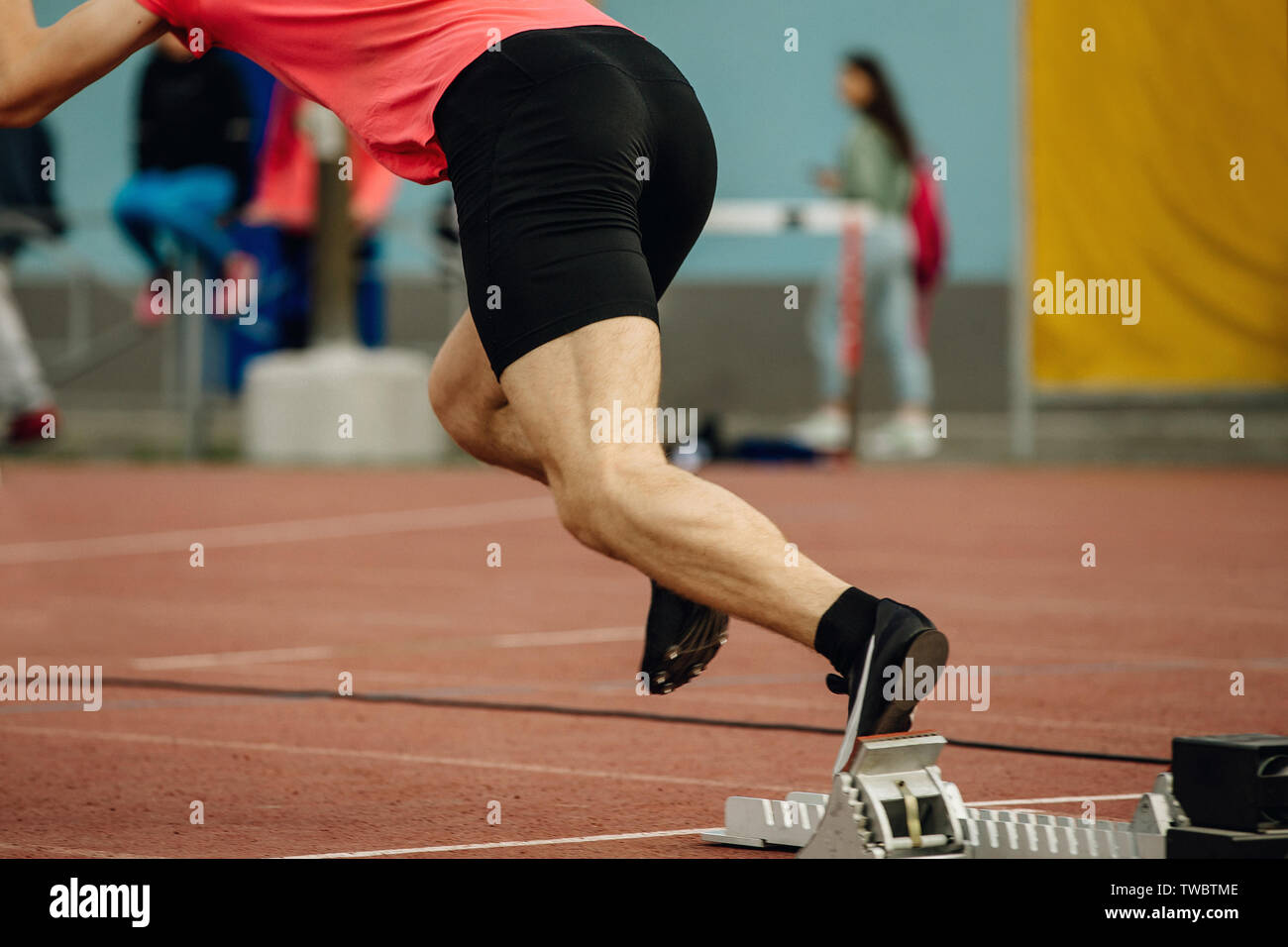 Atleta runner sprinter avviare blocco di partenza in funzione a Stadium Foto Stock