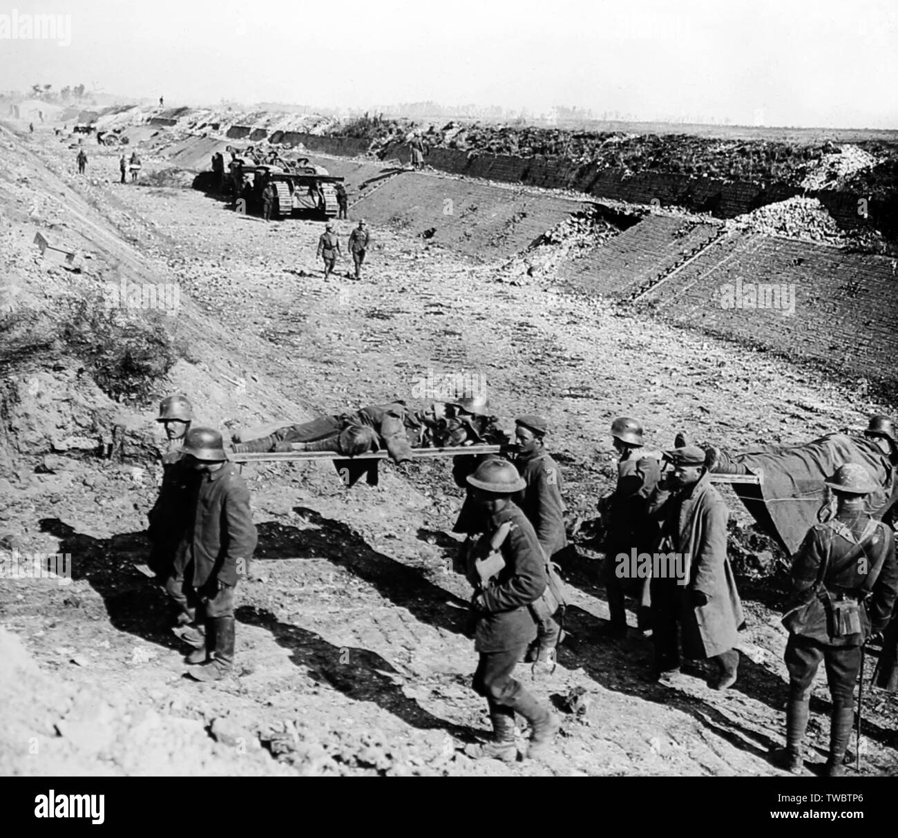 Battaglia di Canal du Nord, serbatoi di un'azienda 7° Battaglione parcheggiato dopo la cattura di Bourlon Village, 27 Settembre Foto Stock