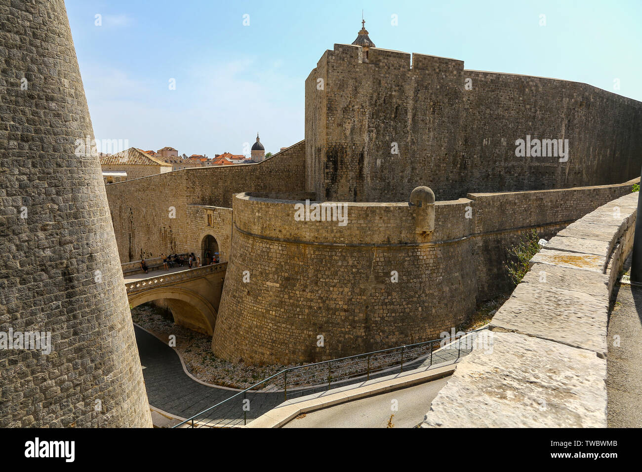 Il ponte a cancello Ploce e fortezza Revelin sulle mura della città vecchia, Dubrovnik, Croazia Foto Stock