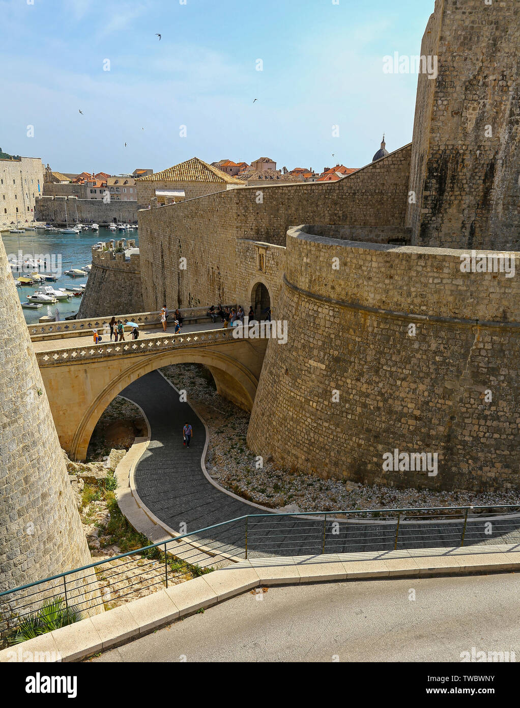 Il ponte a cancello Ploce e fortezza Revelin sulle mura della città vecchia, Dubrovnik, Croazia Foto Stock