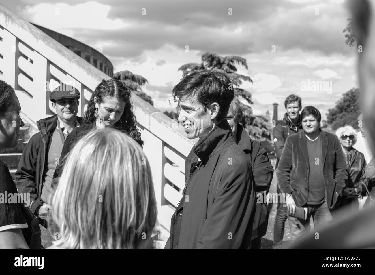 London, Regno Unito - 14 Giugno 2019: conservatore MP Rory Stewart continua la sua campagna di leadership, parlando con il pubblico in Battersea. Foto Stock