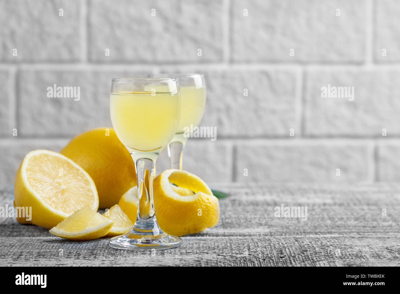 Italiano tradizionale liquore limoncello con il limone Foto Stock