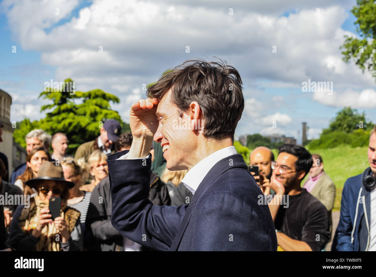 London, Regno Unito - 14 Giugno 2019: conservatore MP Rory Stewart continua la sua campagna di leadership, parlando con il pubblico in Battersea. Foto Stock