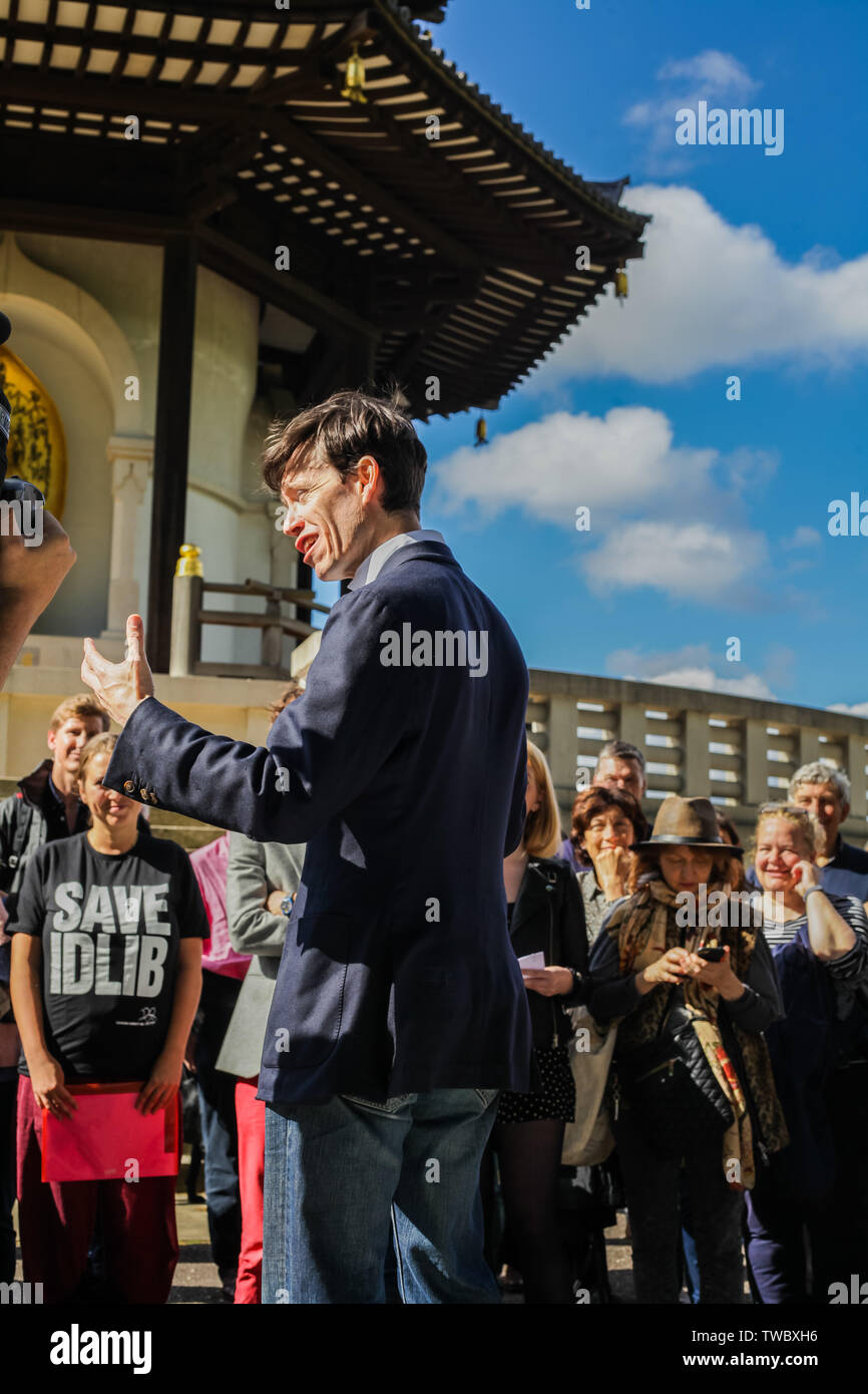 London, Regno Unito - 14 Giugno 2019: conservatore MP Rory Stewart continua la sua campagna di leadership, parlando con il pubblico in Battersea. Foto Stock
