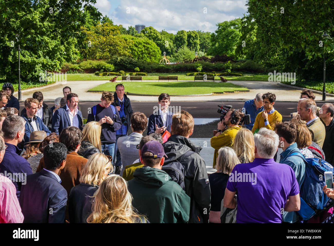 London, Regno Unito - 14 Giugno 2019: conservatore MP Rory Stewart continua la sua campagna di leadership, parlando con il pubblico in Battersea. Foto Stock
