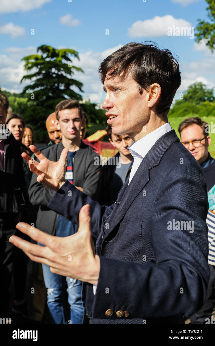 London, Regno Unito - 14 Giugno 2019: conservatore MP Rory Stewart continua la sua campagna di leadership, parlando con il pubblico in Battersea. Foto Stock