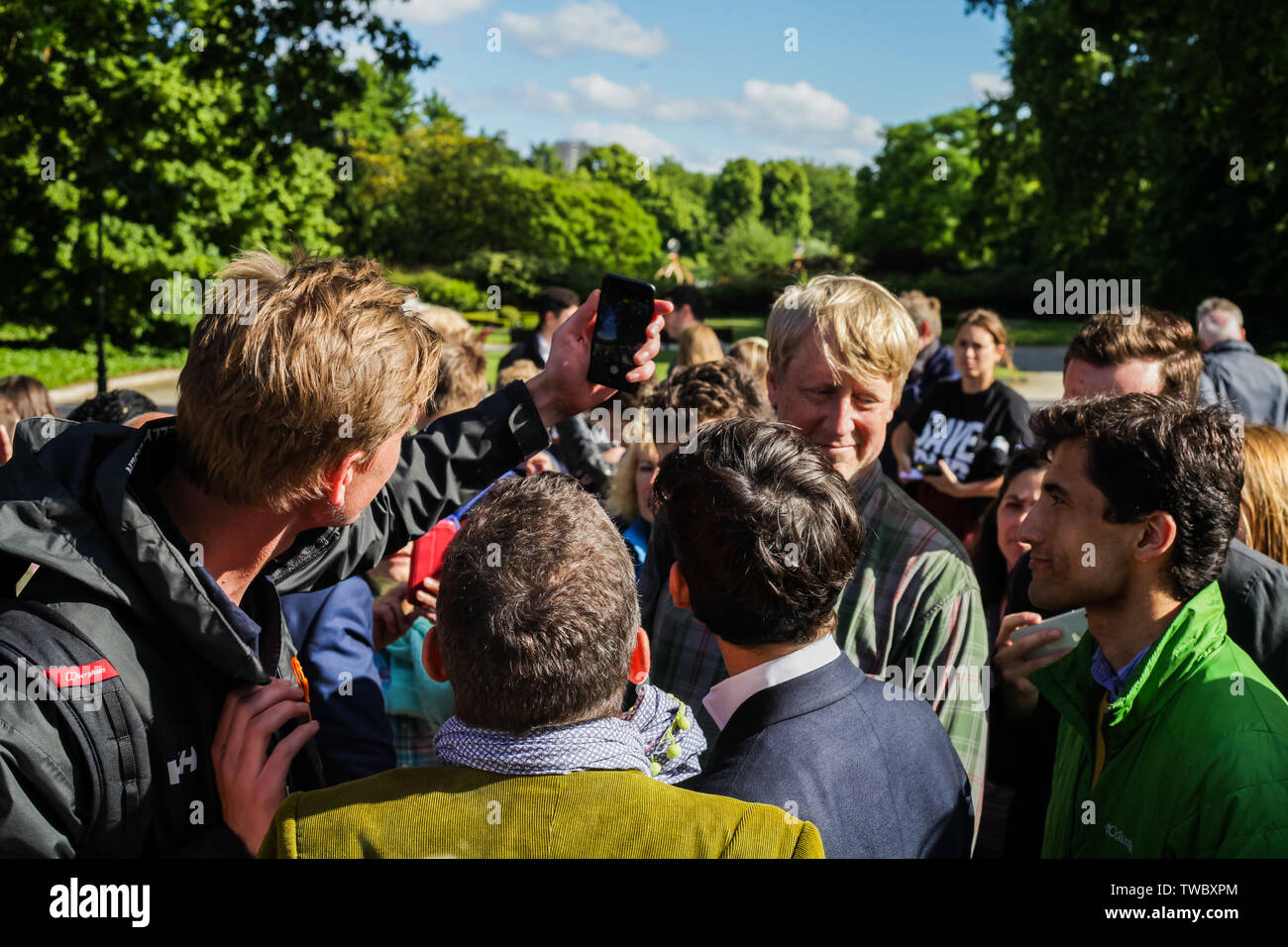 London, Regno Unito - 14 Giugno 2019: conservatore MP Rory Stewart continua la sua campagna di leadership, parlando con il pubblico in Battersea. Foto Stock