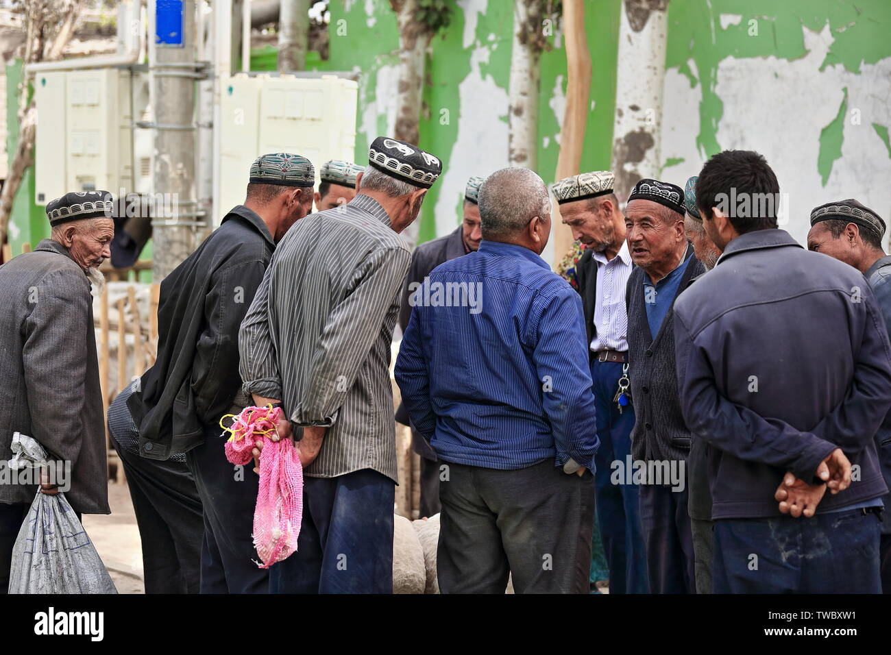 Gruppo di gestori di bestiame discutere il commercio grasso-coda di pecora. Hotan Market-Xinjiang-Cina-0168 Foto Stock