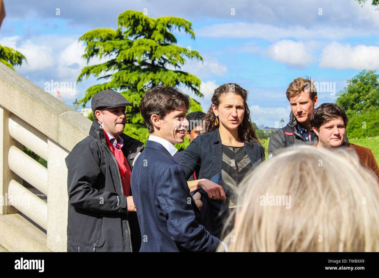 London, Regno Unito - 14 Giugno 2019: conservatore MP Rory Stewart continua la sua campagna di leadership, parlando con il pubblico in Battersea. Foto Stock