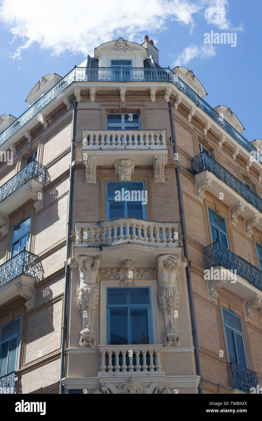 Tipico edificio ornato nel centro di Tolosa, soprannominata la Ville Rose (città rosa), Occitanie, Francia Foto Stock