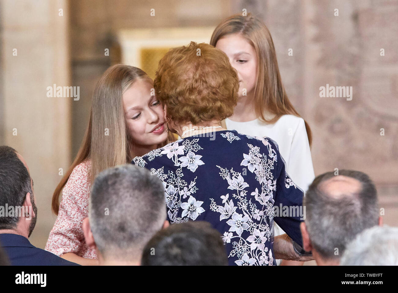 Crown Princess Leonor e Principessa Sofia frequentare l'istituzione delle decorazioni del merito civile ordine presso il Palazzo Reale di Madrid. Foto Stock