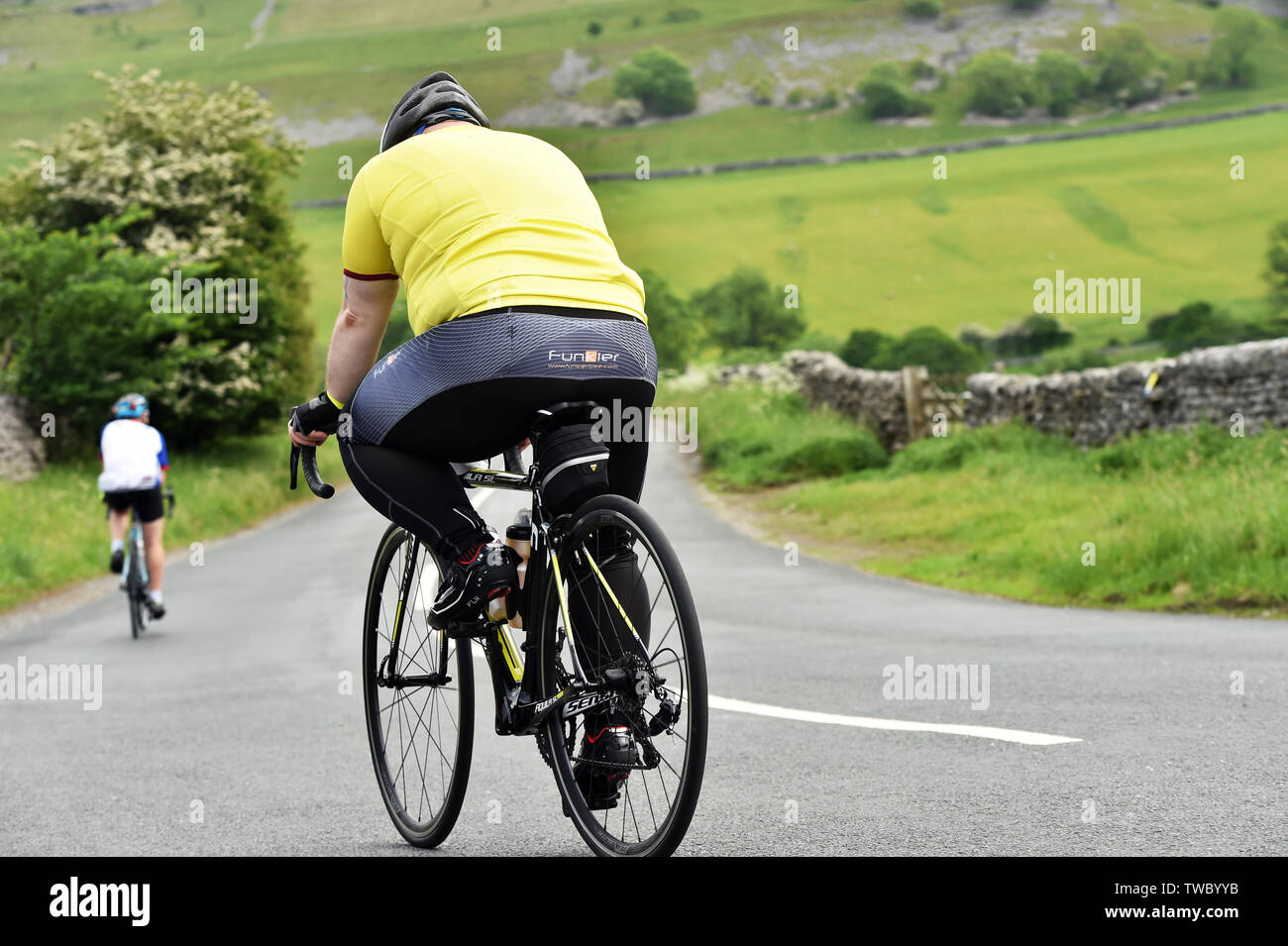 Il sovrappeso ciclista in sella alla sua moto Yorkshire Regno Unito Foto Stock